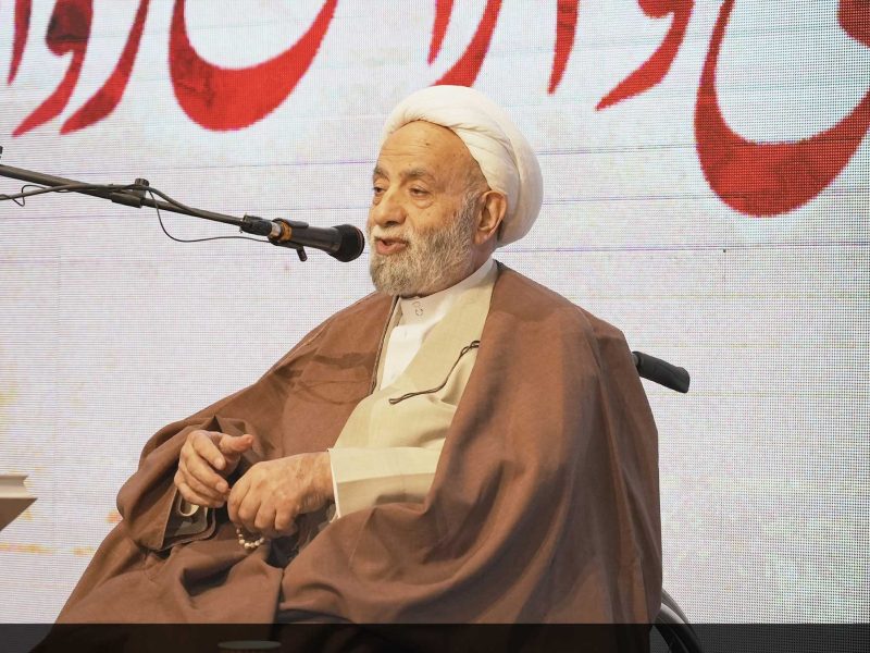 نمازتان را جلوی بیماران و دانشجویان اقامه کنید