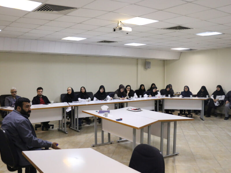 برگزاری نشست هم‌اندیشی اساتید دانشکده دندان‌پزشکی با محوریت «جنگ تحمیلی سوم»
