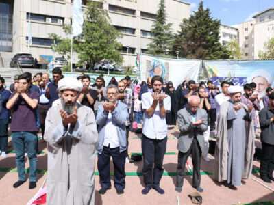 اقامه نماز جماعت ظهر و عصر و اهتزاز پرچم جمهوری اسلامی ایران در صحن دانشگاه